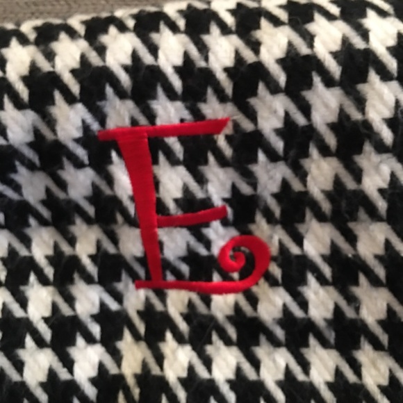 SOFTER THAN CASHMERE Scarf with “E” by D&Y - Picture 6 of 8